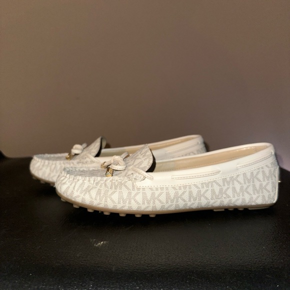 Michael Kors White Loafers for Women Size 7.5 Excellent Condition - Picture 2 of 3
